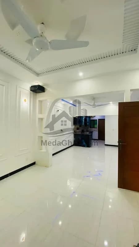 3 Bed DDL 125 Sq Yd Villa FOR SALE At Precicnt-10B (All Amenities Nearby) Heighted Location Investor Rates