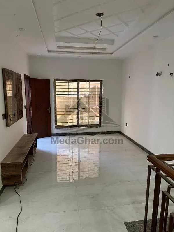 3Bed DDL 125 Sq Yd Villa FOR SALE At Precicnt-11B (All Amenities Nearby) Heighted Location Investor Rates