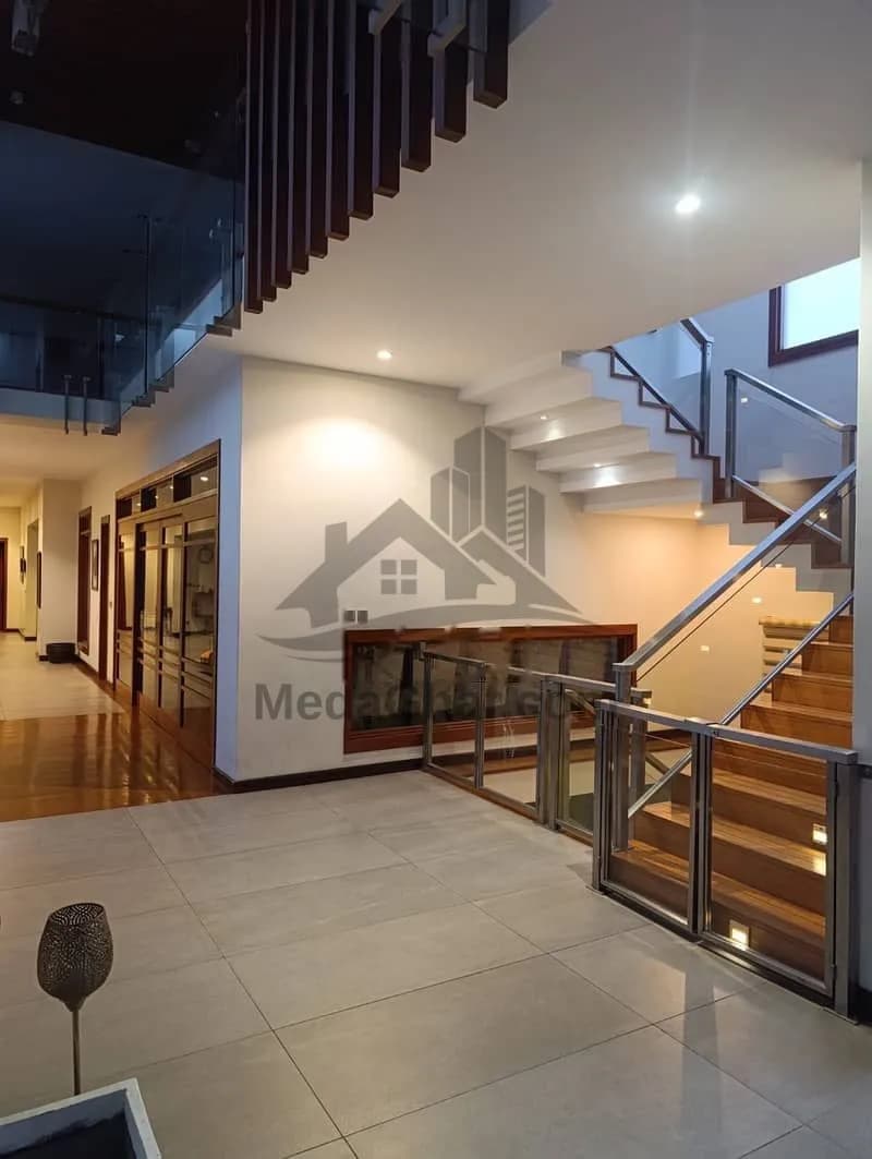 666 Yards Classic Bungalow Well Maintained Available For Sale